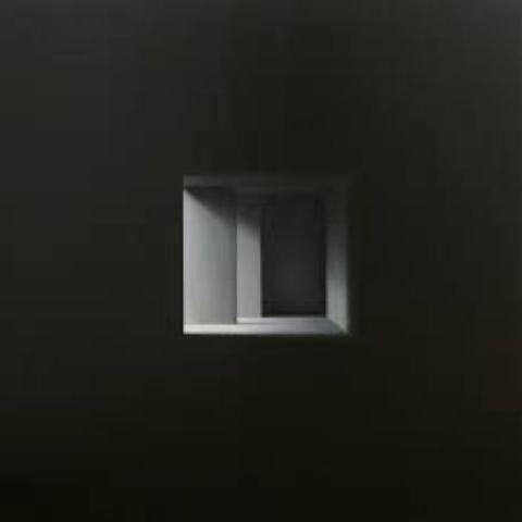 Fotografía de una ventana blanca sobre fondo oscuro.