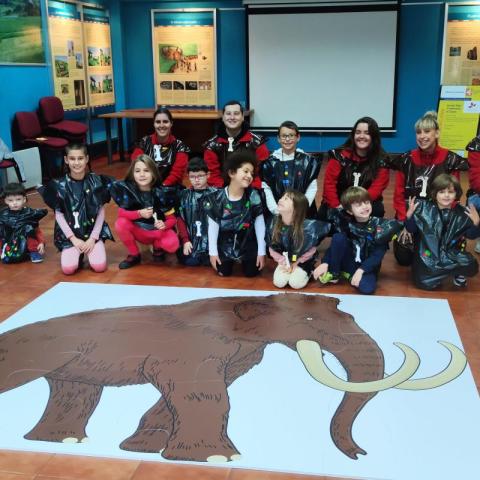 Una de nuestras actividades estrella es el puzle gigante de mamut.