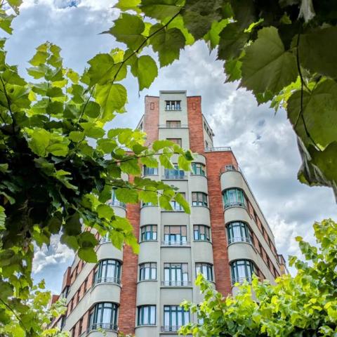 Rutas Urbanas por Xixón. El 17 de octubre a las 17 h descubre la ciudad cómo nunca antes de la mano de David Alonso, gracias a LABoral Centro de Arte. 