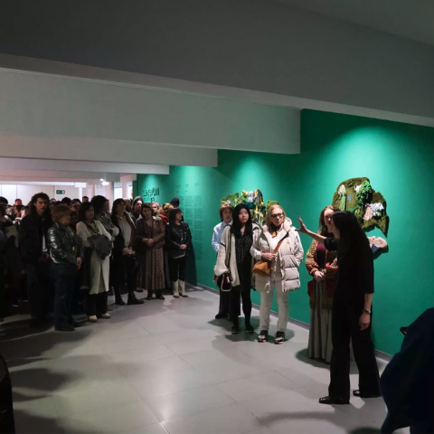 Sara Moro, una de las comisarias de la muestra, durante una visita guiada a la exposición